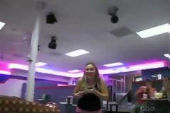 Τι γίνεται όταν η ξανθιά πάει για bowling; [Video]