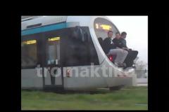 Σοκάρει το περσινό βίντεο από νεαρούς που κρέμονται από τραμ!