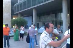 Kρεμασμένος σχολικός φύλακας ως ένδειξη διαμαρτυρίας έξω από το δημαρχείο Θεσσαλονίκης