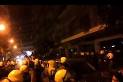 Ένταση στη ΔΕΘ: Πετροπόλεμος, χημικά και κυνηγητό στα στενά της Θεσσαλονίκης - Δείτε το video