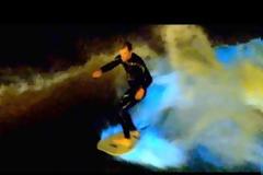 Σέρφινγκ πάνω σε φωτεινά κύματα! [Video]
