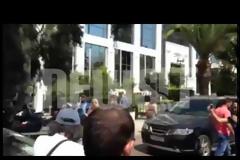 Προπηλάκισαν τον Προκοπη Παυλόπουλο - Του πέταξαν μπουκάλια έξω από τη Βουλή