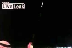 Άντρας προωθεί την ειρήνη με ένα AK [video]