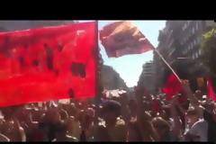 Με μουσικά όργανα και... κηδειόχαρτα έφτασαν οι εκπαιδευτικοί στο Άγαλμα του Βενιζέλου [video]