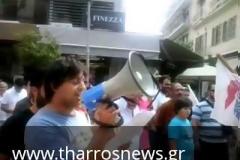 Συνθήματα τώρα έξω από τα γραφεία της Χρυσής Αυγής στην Καλαμάτα από μέλη του ΚΚΕ [video]