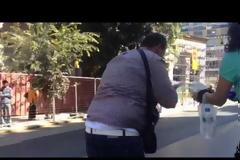 Άγριος ξυλοδαρμός εκπαιδευτικού από κουκουλοφόρους (βίντεο)