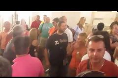 Απεργοί και απεργοσπάστες στο Δημαρχείο της Ξάνθης! Μπήκαν μέσα στο κτίριο οι απεργοί και διέκοψαν και το γάμο! [video]