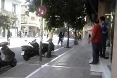 Πάτρα: Στο αυτόφωρο ο Ιταλός που σημάδεψε διαδηλωτές στην πορεία - Έβγαλα το πιστόλι για εκφοβισμό φέρεται να είπε