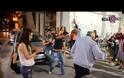 Αχαΐα: Η τραγουδίστρια που βγάζει τον κόσμο από τα αυτοκίνητα! - Δείτε το βίντεο