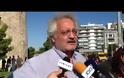 ΤΩΡΑ: Μέλη του ΠΑΜΕ κρέμασαν πανό στον Λευκό Πύργο