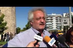 ΤΩΡΑ: Μέλη του ΠΑΜΕ κρέμασαν πανό στον Λευκό Πύργο