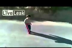 Παιδάκι φοβάται και τη σκιά του... κυριολεκτικά [Video]