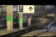 Δείτε drift σε κλειστό πάρκινγκ που κόβει την ανάσα!