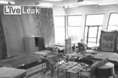 Δείτε τι έκανε ιδιοκτήτης καταστήματος σε επίδοξο κλέφτη [Video]
