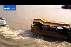 Κάηκε αμφίβιο λεωφορείο στον ποταμό Τάμεση [Video]