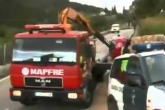 ΣΥΓΚΛΟΝΙΣΤΙΚΟ VIDEO! Φιγούρα βγαίνει μέσα από αυτοκίνητο σε σημείο που έχει πεθάνει άνθρωπος