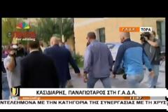 ΒΙΝΤΕΟ-Ο Κασιδιάρης κλωτσάει έναν φωτογράφο
