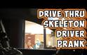 Φάρσα: Σκελετός δίνει παραγγελία σε Drive thru [Video]