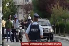 «Ζητάς» σωριάστηκε μπροστά από το τζιπ που μετέφερε τον Μιχαλολιάκο στον Κορυδαλλό - Δείτε βίντεο