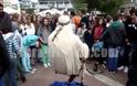 Άνδρας αιωρείται στην Πλατεία της Ξάνθης – Απίστευτο θέαμα [video]
