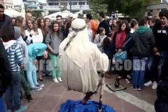 Άνδρας αιωρείται στην Πλατεία της Ξάνθης – Απίστευτο θέαμα [video]