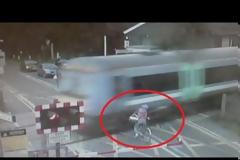 Απίστευτα τυχερή η ποδηλάτισσα [Video]