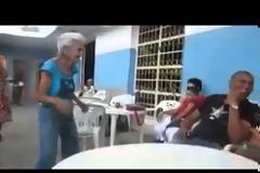 Γιαγιά χορεύει Salsa «μαγεύοντας» τον ανδρικό πληθυσμό [Video]