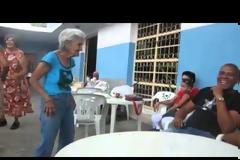 Γιαγιά χορεύει Salsa «μαγεύοντας» τον ανδρικό πληθυσμό [Video]