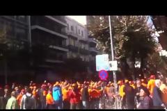 ΤΩΡΑ: Επίθεση σε φορτηγό που μετέφερε ποτά από εργαζομένους στην Coca Cola