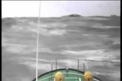 Συγκλονιστικό βίντεο: Κύματα 10 μέτρων σκεπάζουν σκάφος στη θάλασσα! [video]