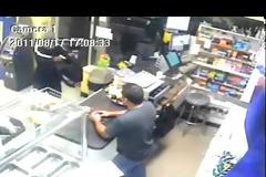 Υπάλληλος κυνήγησε με μαχαίρι τον ένοπλο ληστή [Video]