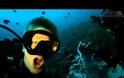 VIDEO: Δεκατριάχρονος καθαρίζει τα δόντια του με… γαρίδες
