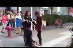 Απατημένη γυναίκα τιμωρεί με χαστούκια τον σύντροφό της στη μέση του δρόμου! [Video]