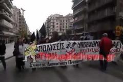 Υπό τους ήχους κρουστών πραγματοποιήθηκε η πορεία φοιτητών και διοικητικών υπαλλήλων του ΑΠΘ στους κεντρικούς δρόμους της Θεσσαλονίκης [video]