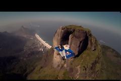 Ανεπανάληπτη εμπειρία με wingsuit πάνω από το Ρίο Ντε Τζανέιρο [Video]