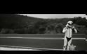 Η Mercedes-Benz A45 AMG κοντράρει ένα skateboard [video]