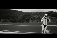 Η Mercedes-Benz A45 AMG κοντράρει ένα skateboard [video]