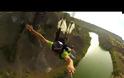 Base Jump από γέφυρα με προσγείωση – έκπληξη [Video]