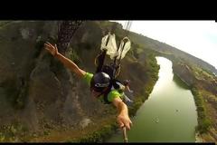 Base Jump από γέφυρα με προσγείωση – έκπληξη [Video]