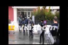 Διμοιρίες των ΜΑΤ έκαναν ντου μέσα στο Διοικητήριο της Νομαρχίας Εύβοιας και έσπασαν την κατάληψη των εργαζομένων