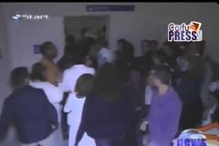 Αστυνομικός χτύπησε δημοσιογράφο μέσα σε Νοσοκομείο! [Video]