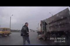 Απίστευτο βίντεο. Δείτε τον πιο μεθυσμένο οδηγό της Ρωσίας!