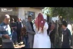 Τουρκία: Μπαλκόνι καταρρέει κατά τη διάρκεια γαμήλιου γλεντιού [video]