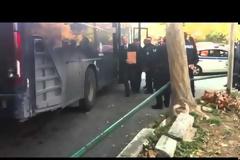 ΤΩΡΑ: Στο δικαστικό μέγαρο Παπαγεωγόπουλους-Λεμούσιας - Βασίλη σ' αγαπάμε φώναξαν συγκεντρωμένοι συγγενείς και φίλοι [video]