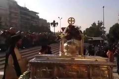 Σε εξέλιξη η λιτάνευση των λειψάνων του Αγίου Δημητρίου στην πόλη της Θεσσαλονίκης