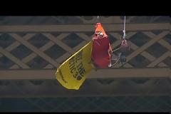 Μέλη της Greenpeace αναρριχήθηκαν στον Πύργο του Άιφελ (video)