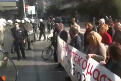 ΤΩΡΑ: Διαμαρτυρία με πανό και με συνθήματα από εκπαιδευτικούς στην Τσιμισκή [video]