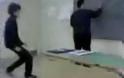 Αισχρό βίντεο από Ελληνικό σχολείο - Κατεβάζουν το παντελόνι καθηγητή