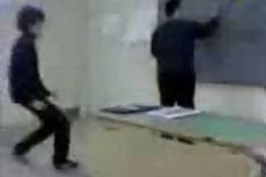 Αισχρό βίντεο από Ελληνικό σχολείο - Κατεβάζουν το παντελόνι καθηγητή