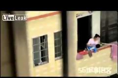 Μητέρα κρεμά τον άτακτο γιο της από το μπαλκόνι [video]